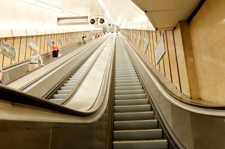 escalier roulant en arabe