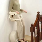 monte escalier debout