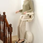 monte escalier position debout