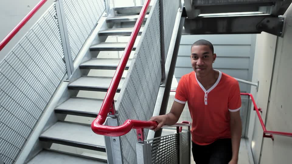 monte escalier video